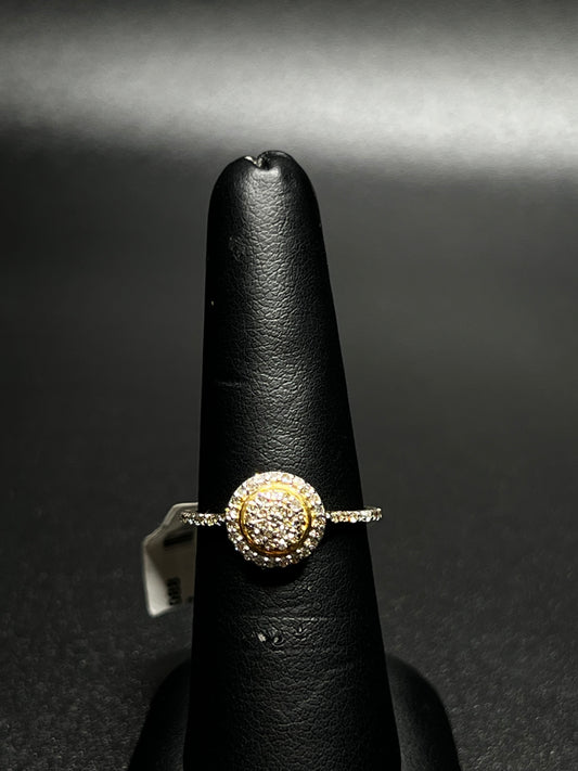 10Kt Gold Circle Diamond Ring