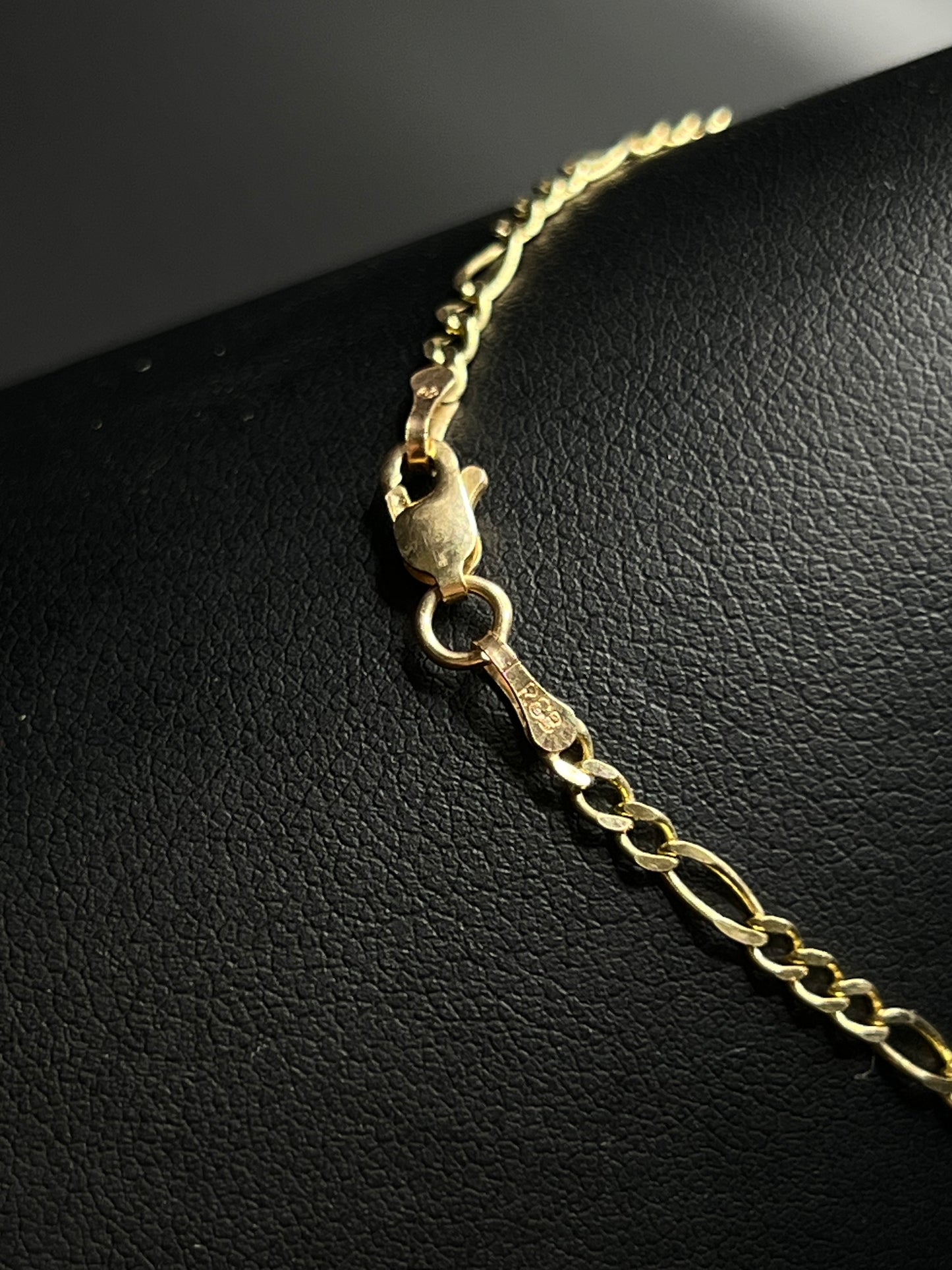 10Kt Gold 7” 2.3MM Figaro Link Bracelet