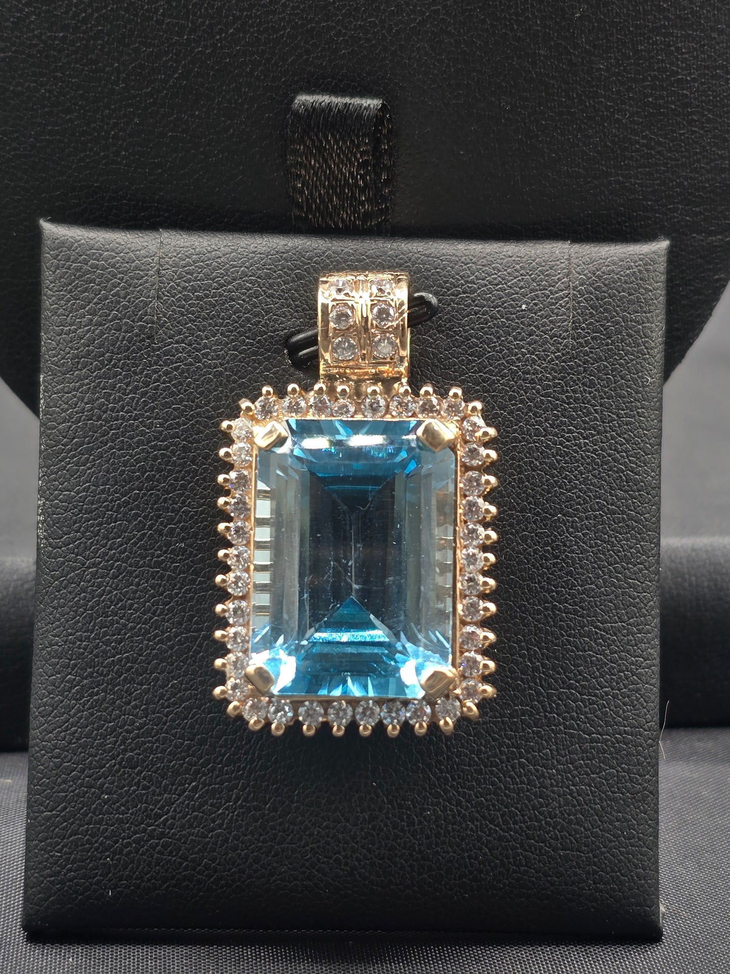 14kt Gold Topaz Pendant